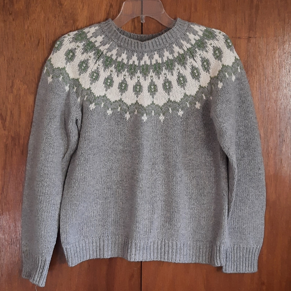 Cute wintery sweater in great condition